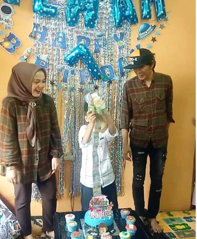 Tak Banyak yang Tahu, Istri Anggota Band Terkenal Era 2000-an Ini Ternyata Jadi Penjual Seblak!