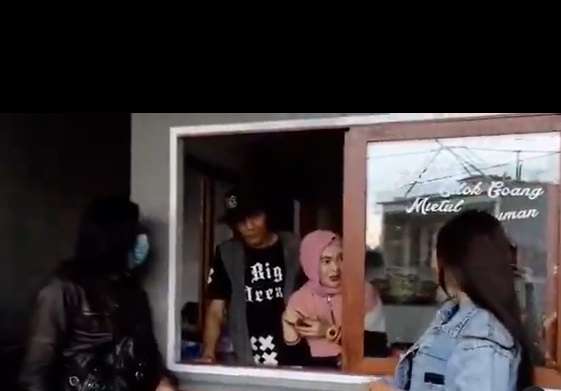 Tak Banyak yang Tahu, Istri Anggota Band Terkenal Era 2000-an Ini Ternyata Jadi Penjual Seblak!