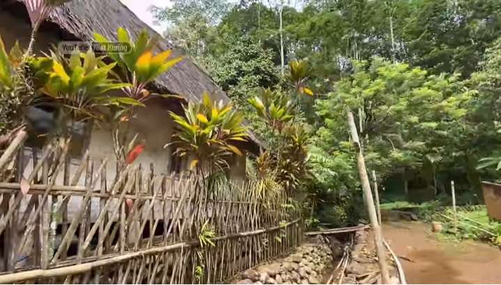 Potret Kampung Naga di Tasikmalaya, Warganya Tidak Butuh Listrik, Lokasinya Terpencil Banget!