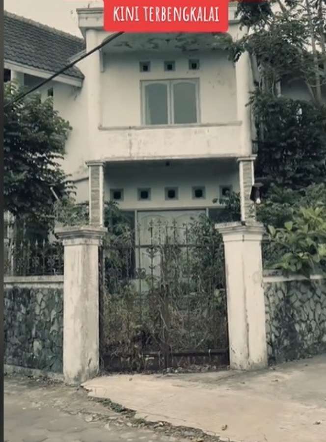 Rumah Mewah Terbengkalai Ini Diduga Milik Artis, Ada yang Lihat Penampakan Hantu Wanita di Dalamnya, Auto Merinding!