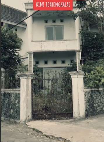 Rumah Mewah Terbengkalai Ini Diduga Milik Artis, Ada yang Lihat Penampakan Hantu Wanita di Dalamnya, Auto Merinding!