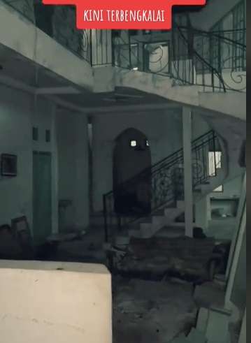 Rumah Mewah Terbengkalai Ini Diduga Milik Artis, Ada yang Lihat Penampakan Hantu Wanita di Dalamnya, Auto Merinding!