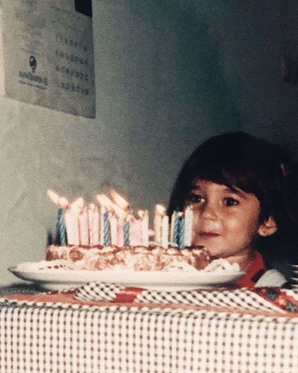 15 Foto Masa Kecil Artis Saat Rayakan Ultah, Ayu Ting Ting Usia 5 Tahun Udah Dandan Menor