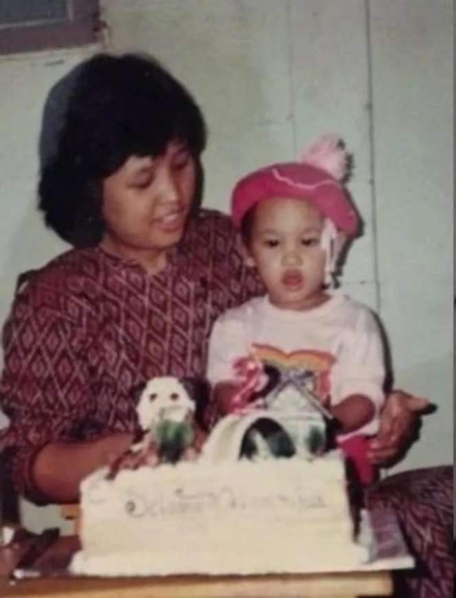 15 Foto Masa Kecil Artis Saat Rayakan Ultah, Ayu Ting Ting Usia 5 Tahun Udah Dandan Menor