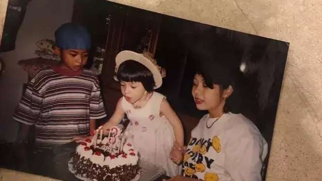 15 Foto Masa Kecil Artis Saat Rayakan Ultah, Ayu Ting Ting Usia 5 Tahun Udah Dandan Menor