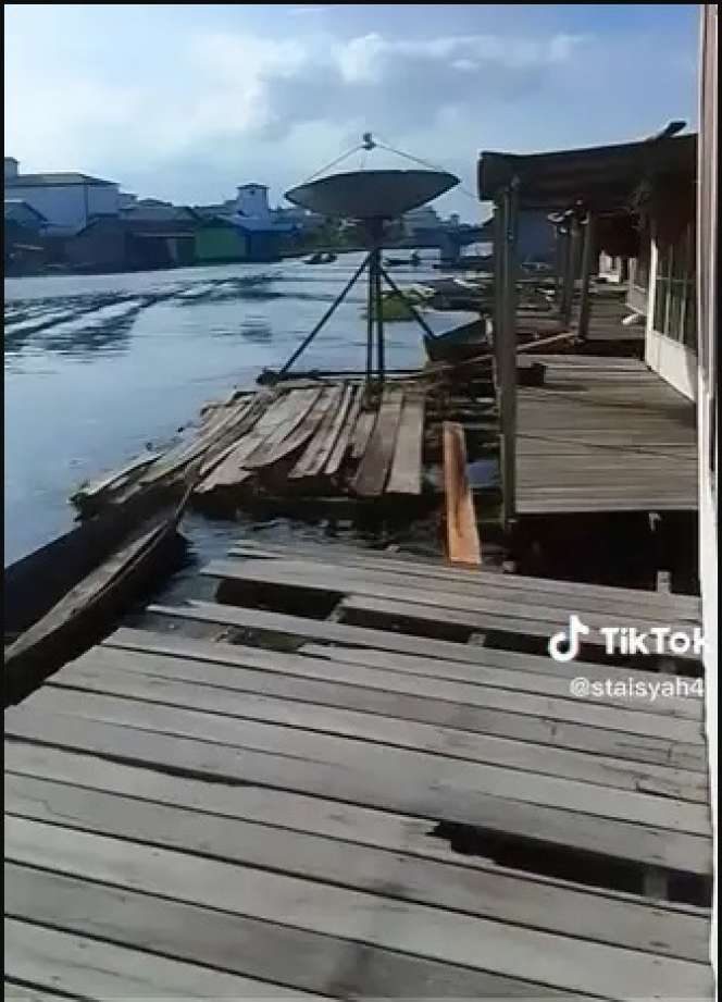 Tak Disangka, Penampakan Bagian Dalam Rumah Kayu di Atas Sungai Ini Ternyata Begini… 