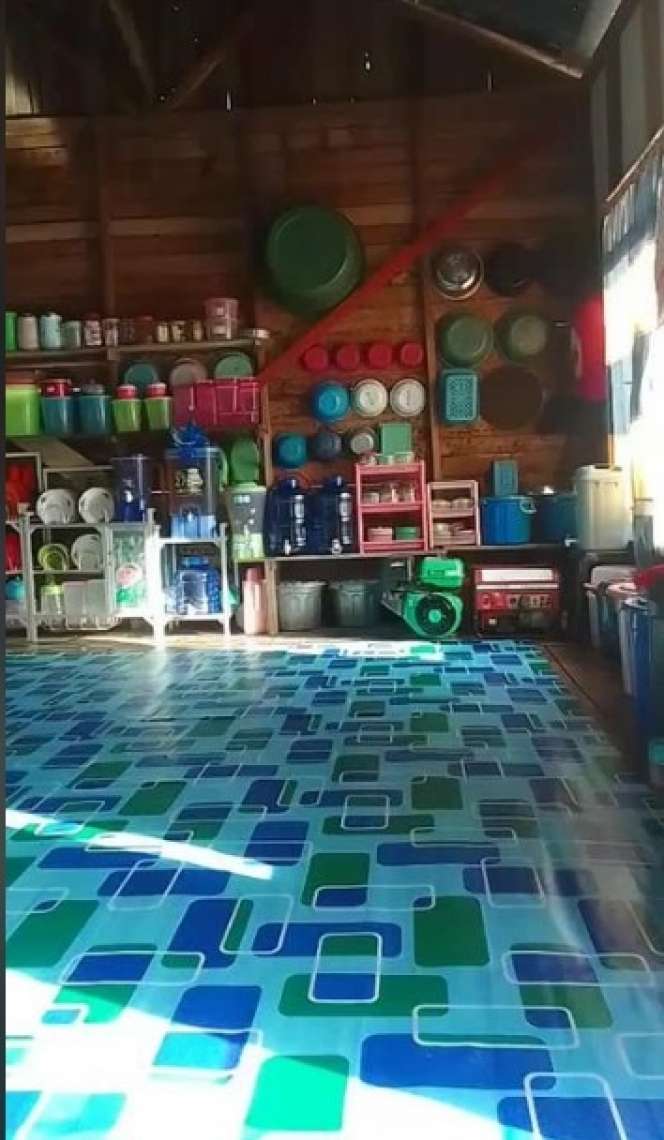 Tak Disangka, Penampakan Bagian Dalam Rumah Kayu di Atas Sungai Ini Ternyata Begini… 