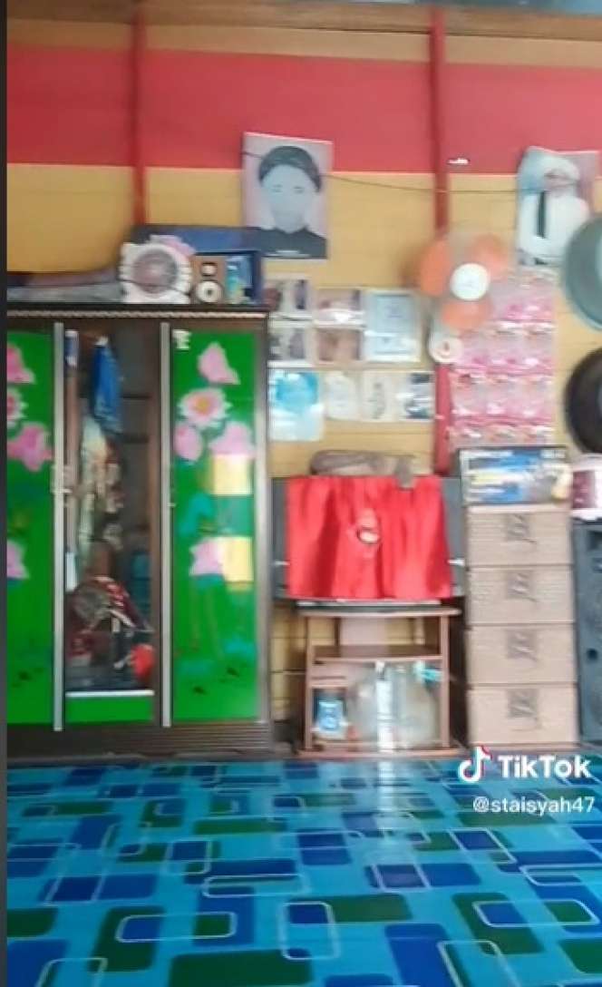 Tak Disangka, Penampakan Bagian Dalam Rumah Kayu di Atas Sungai Ini Ternyata Begini… 