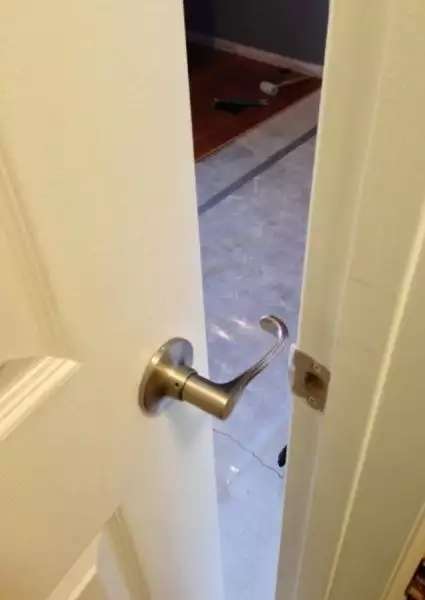 10 Potret Lucu Tukang Bangunan Salah Pasang Pintu, Terakhir Malah Bikin Emosi!