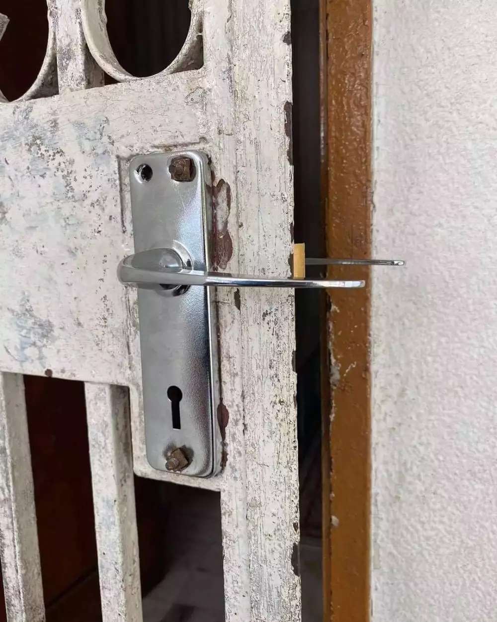 10 Potret Lucu Tukang Bangunan Salah Pasang Pintu, Terakhir Malah Bikin Emosi!
