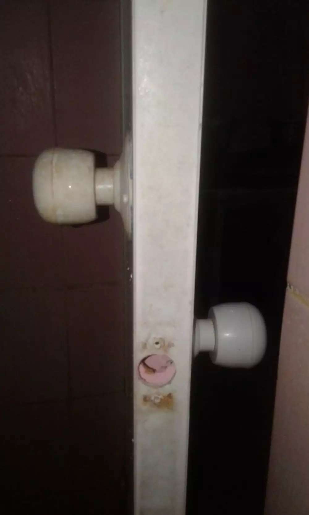10 Potret Lucu Tukang Bangunan Salah Pasang Pintu, Terakhir Malah Bikin Emosi!
