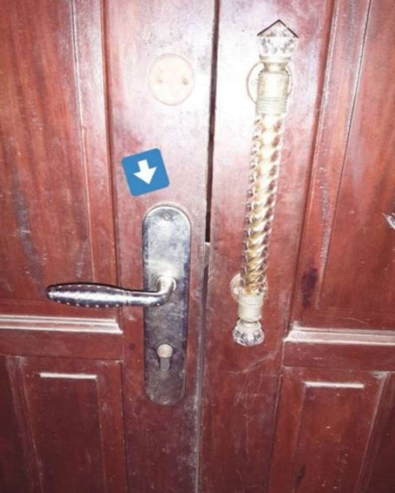 10 Potret Lucu Tukang Bangunan Salah Pasang Pintu, Terakhir Malah Bikin Emosi!