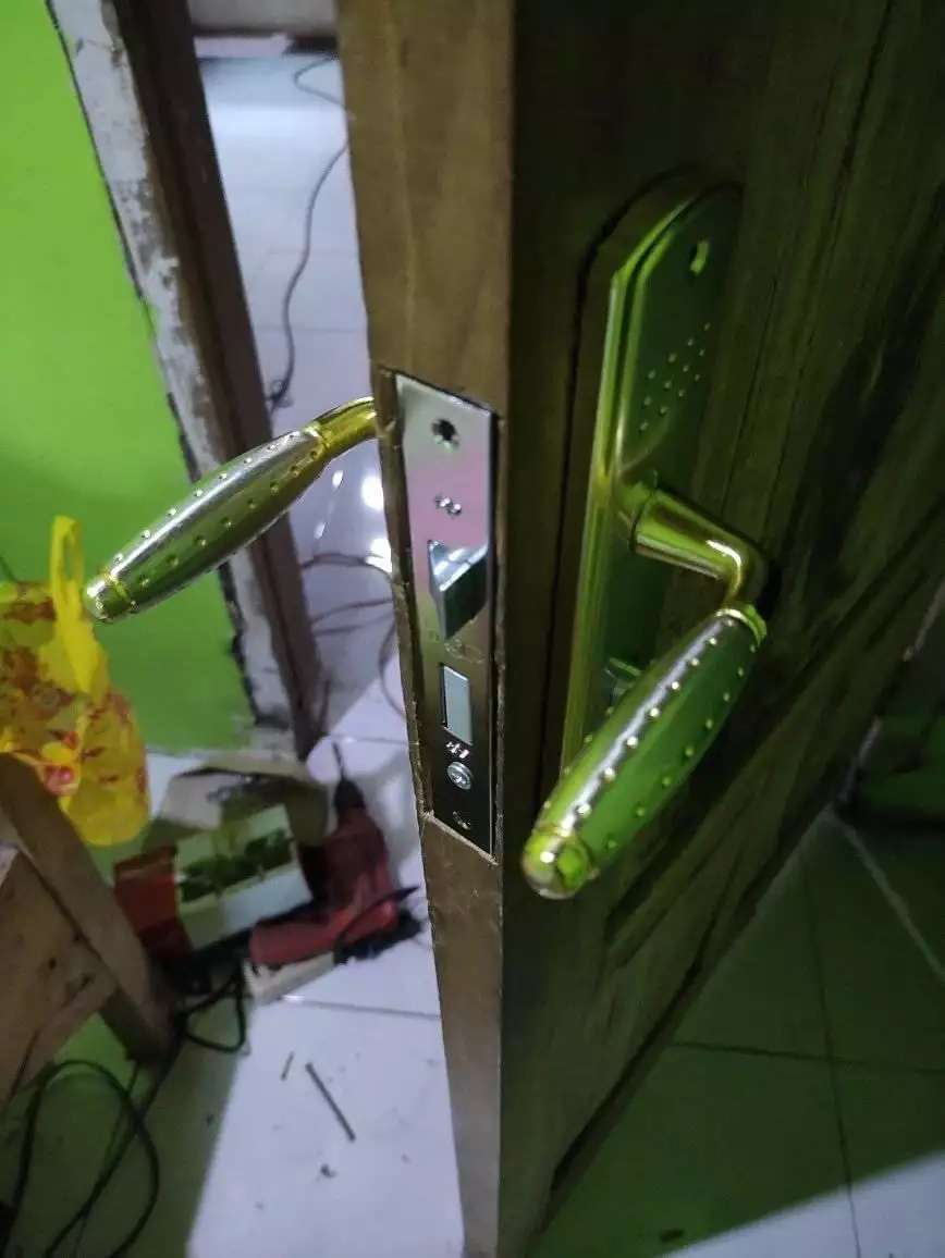 10 Potret Lucu Tukang Bangunan Salah Pasang Pintu, Terakhir Malah Bikin Emosi!