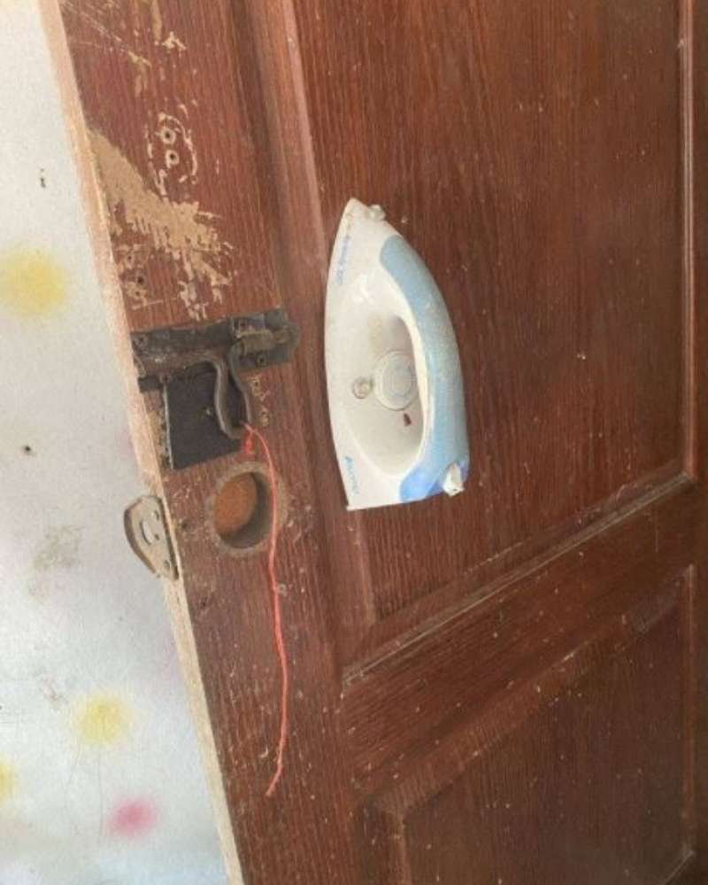 10 Potret Lucu Tukang Bangunan Salah Pasang Pintu, Terakhir Malah Bikin Emosi!