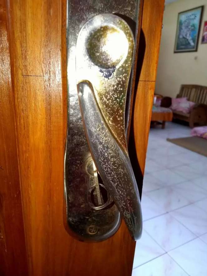 10 Potret Lucu Tukang Bangunan Salah Pasang Pintu, Terakhir Malah Bikin Emosi!