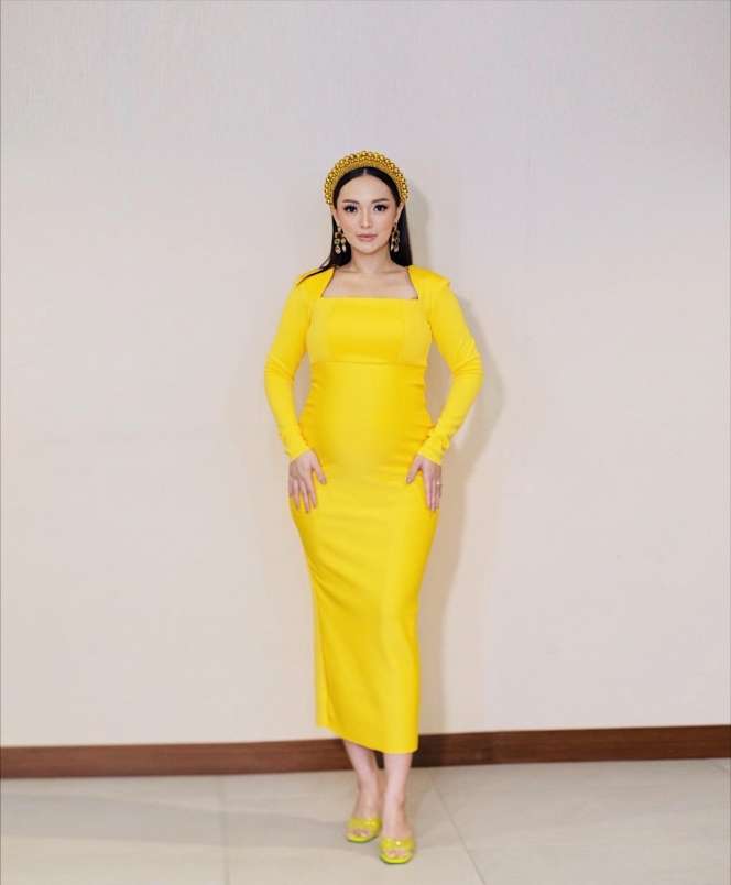 Dulu Tinggal di Rumah Beralas Tanah, Kini Hidup Artis Cantik Ini Berubah Drastis, Suaminya Bukan Orang Sembarangan!