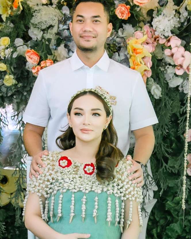 Dulu Tinggal di Rumah Beralas Tanah, Kini Hidup Artis Cantik Ini Berubah Drastis, Suaminya Bukan Orang Sembarangan!