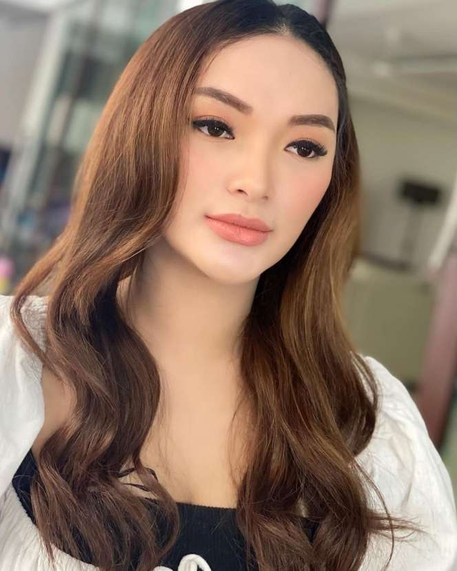 Dulu Tinggal di Rumah Beralas Tanah, Kini Hidup Artis Cantik Ini Berubah Drastis, Suaminya Bukan Orang Sembarangan!