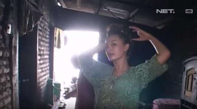 Dulu Tinggal di Rumah Beralas Tanah, Kini Hidup Artis Cantik Ini Berubah Drastis, Suaminya Bukan Orang Sembarangan!