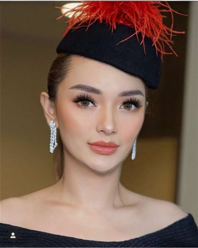 Dulu Tinggal di Rumah Beralas Tanah, Kini Hidup Artis Cantik Ini Berubah Drastis, Suaminya Bukan Orang Sembarangan!