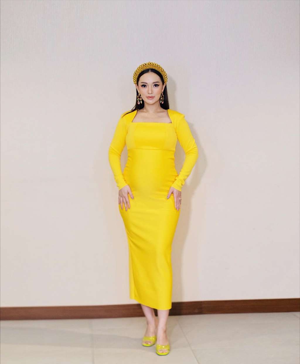 Dulu Tinggal di Rumah Beralas Tanah, Kini Hidup Artis Cantik Ini Berubah Drastis, Suaminya Bukan Orang Sembarangan!