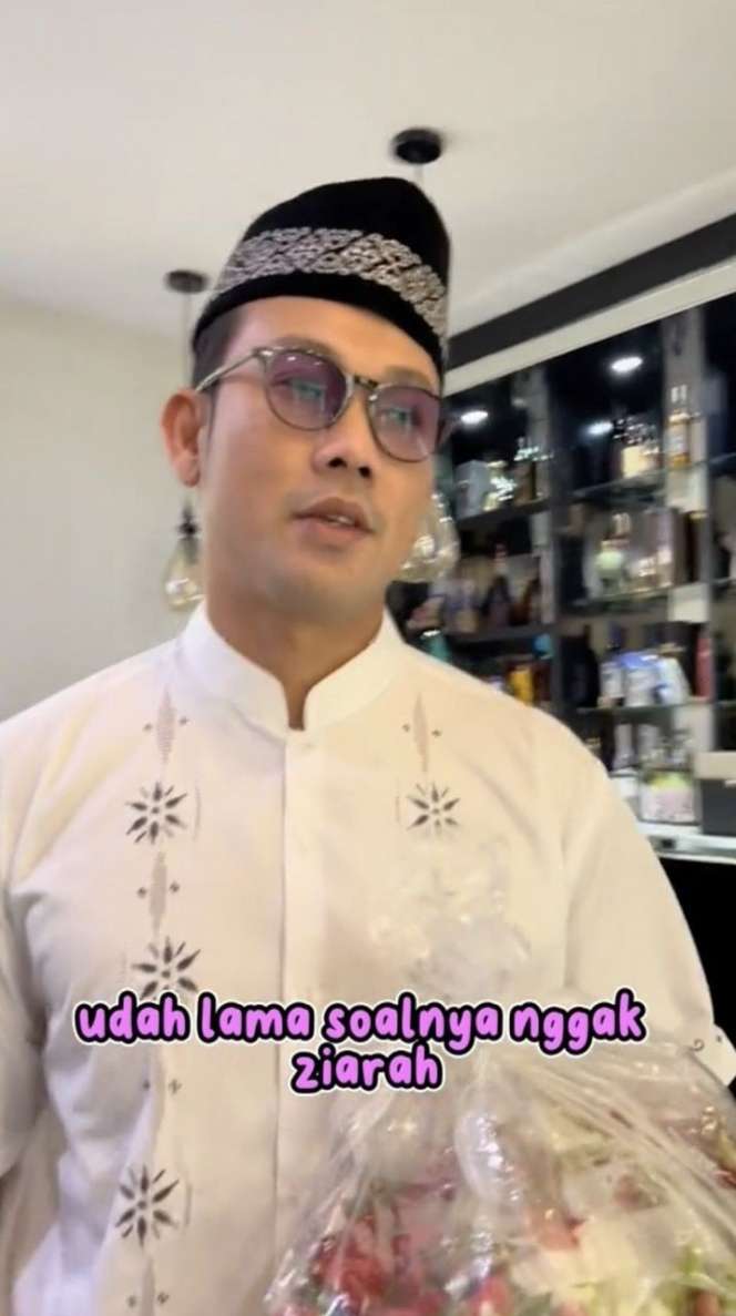 Potret Denny Sumargo Ziarah ke Makam Ayah, Bacakan Surat Al-Fatihah