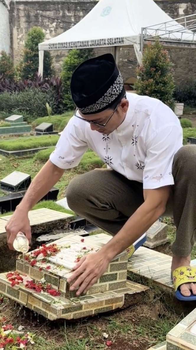 Potret Denny Sumargo Ziarah ke Makam Ayah, Bacakan Surat Al-Fatihah