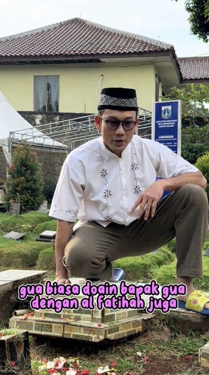 Potret Denny Sumargo Ziarah ke Makam Ayah, Bacakan Surat Al-Fatihah