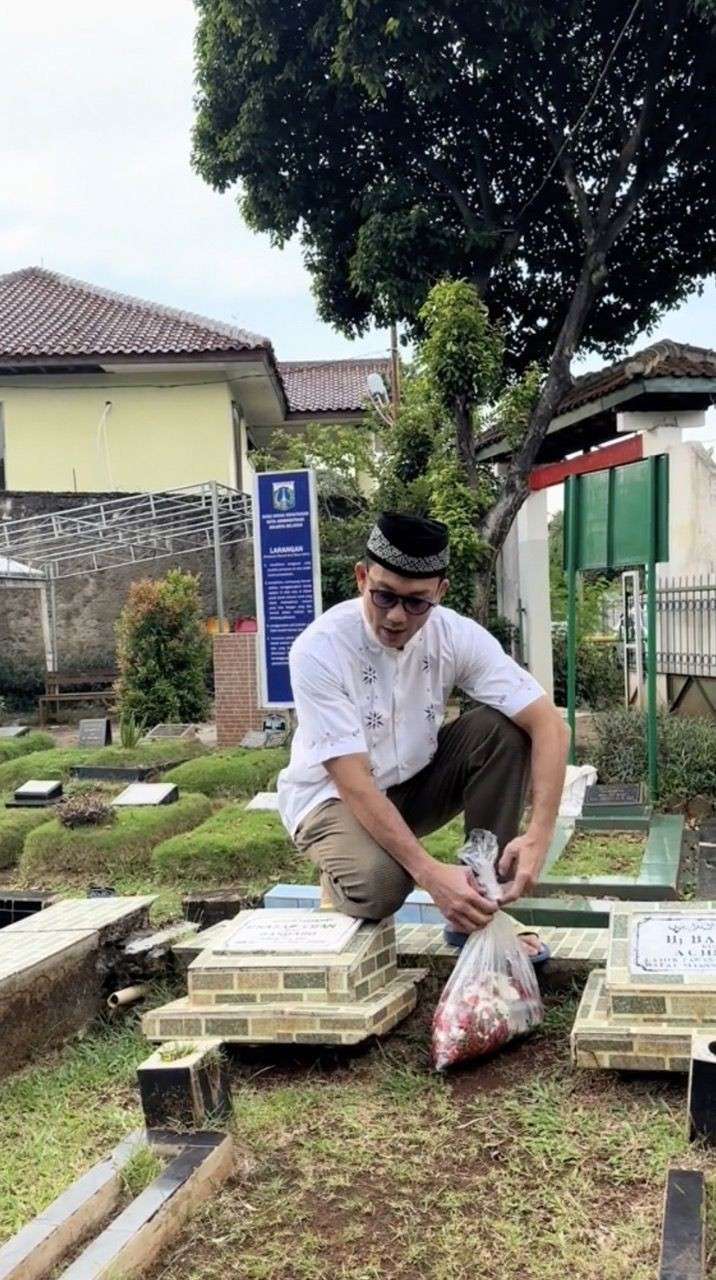 Potret Denny Sumargo Ziarah ke Makam Ayah, Bacakan Surat Al-Fatihah