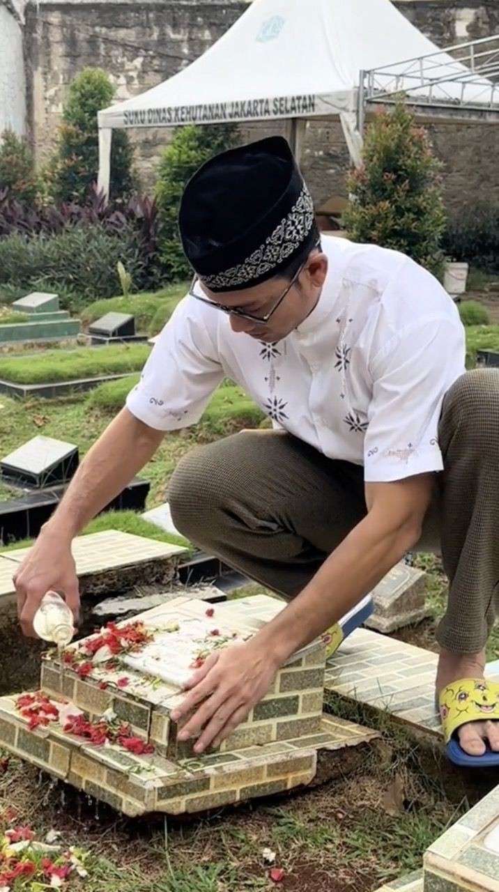 Potret Denny Sumargo Ziarah ke Makam Ayah, Bacakan Surat Al-Fatihah