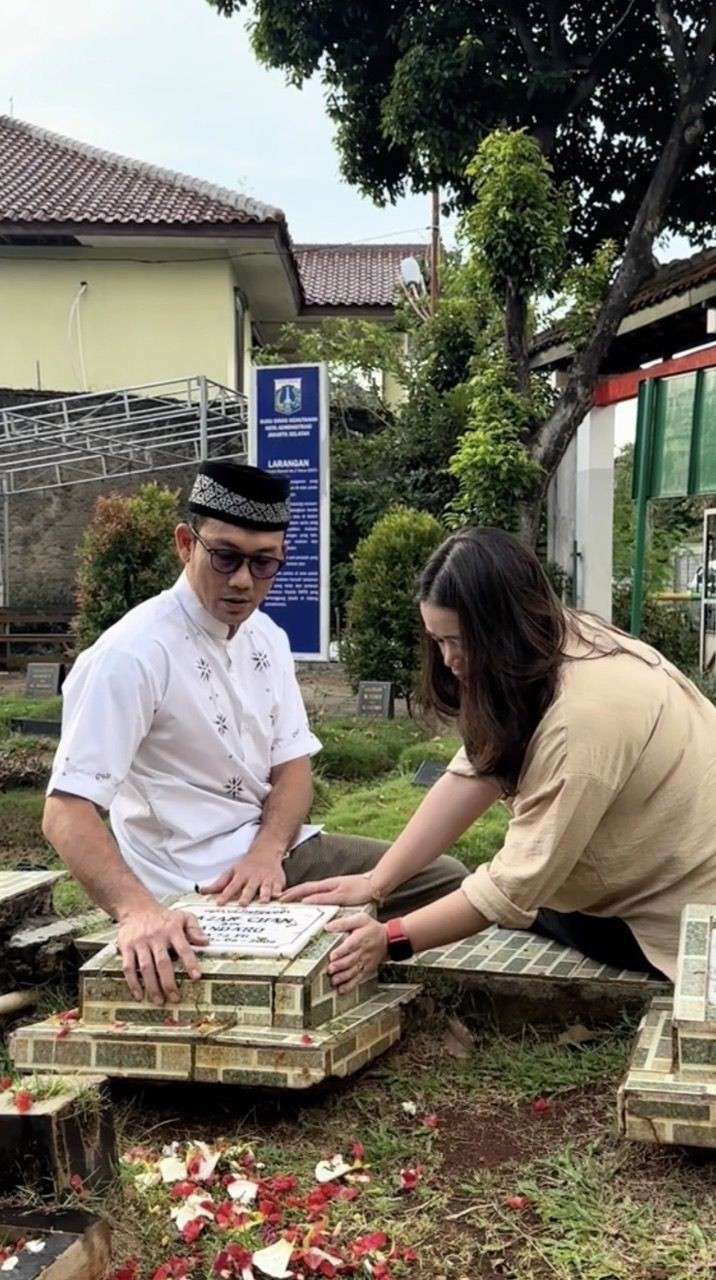Potret Denny Sumargo Ziarah ke Makam Ayah, Bacakan Surat Al-Fatihah