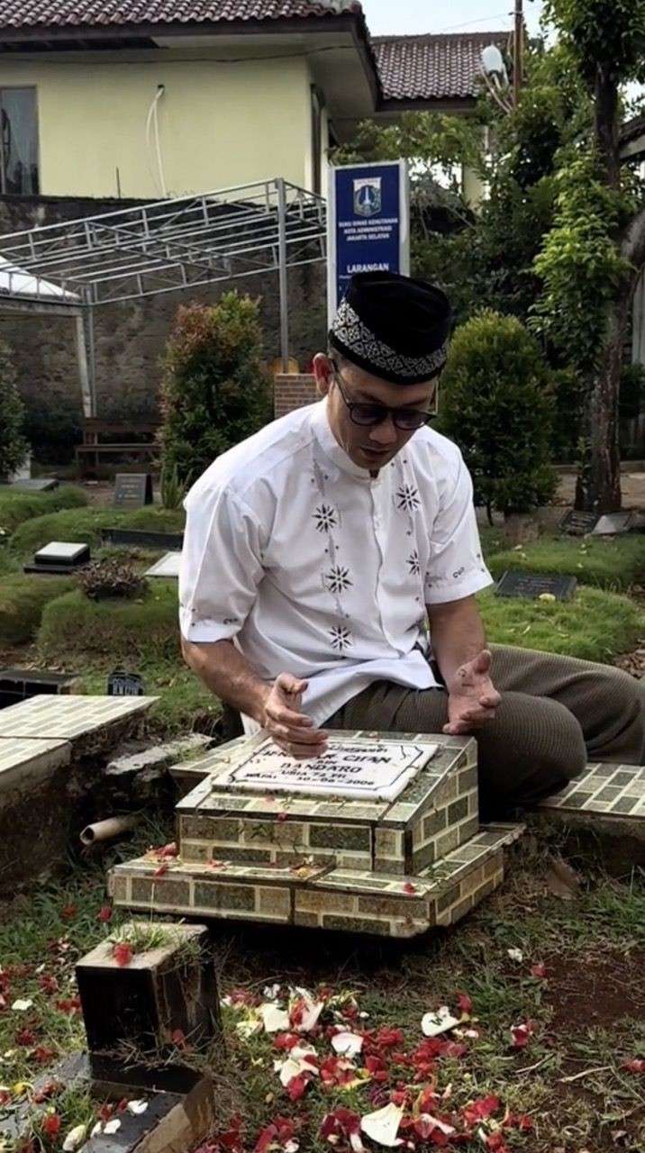 Potret Denny Sumargo Ziarah ke Makam Ayah, Bacakan Surat Al-Fatihah