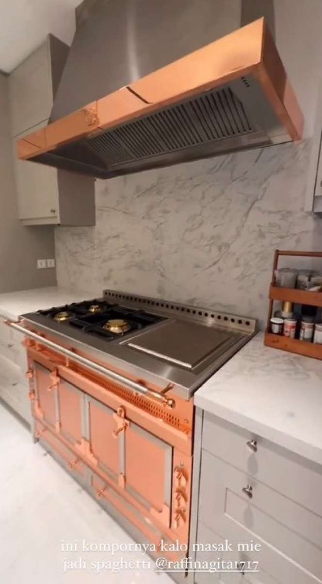 Potret Fuji Review Rumah Baru Raffi Ahmad, Kaget Denger Harga Kompor Nagita