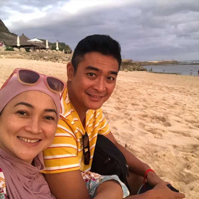 Tak Banyak yang Tahu, Wanita Cantik Penjual Yoghurt Ini Ternyata Istri Artis Terkenal, Tetap Setia Dampingi Suami Kala Stroke!