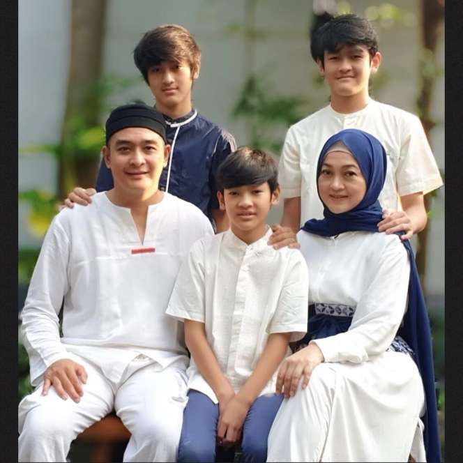 Tak Banyak yang Tahu, Wanita Cantik Penjual Yoghurt Ini Ternyata Istri Artis Terkenal, Tetap Setia Dampingi Suami Kala Stroke!