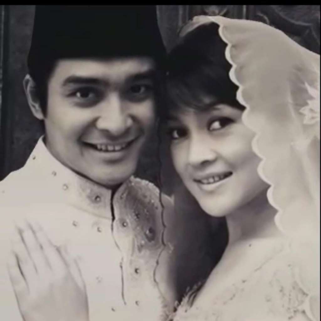 Tak Banyak yang Tahu, Wanita Cantik Penjual Yoghurt Ini Ternyata Istri Artis Terkenal, Tetap Setia Dampingi Suami Kala Stroke!