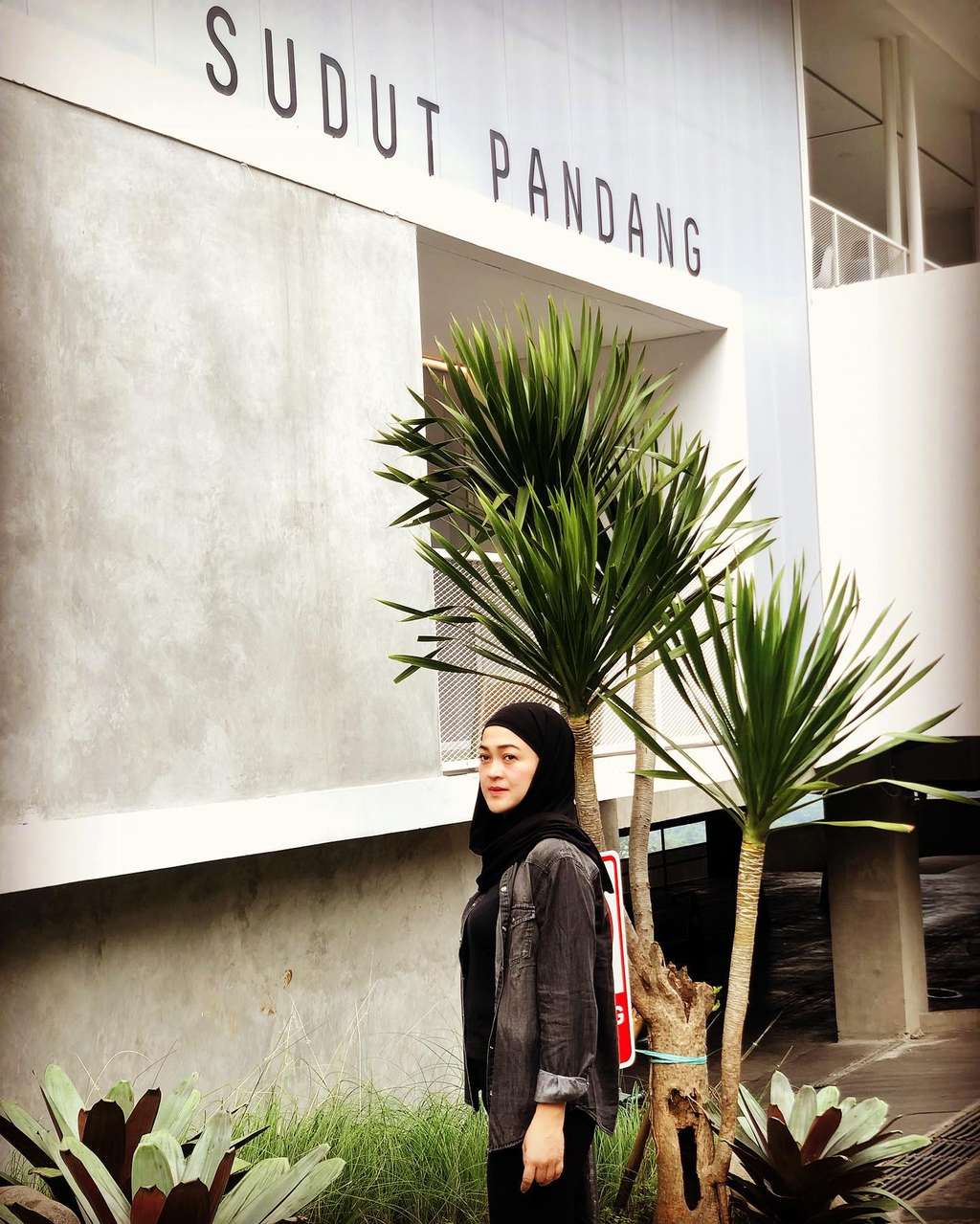 Tak Banyak yang Tahu, Wanita Cantik Penjual Yoghurt Ini Ternyata Istri Artis Terkenal, Tetap Setia Dampingi Suami Kala Stroke!