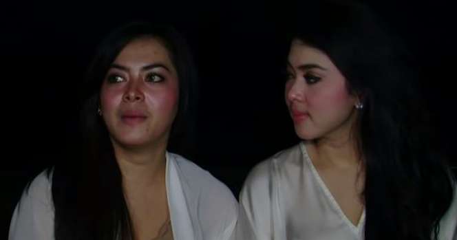 Potret Lawas Syahrini dan Aisyahrani, Dandanannya Menor Ciri Khas Bibir Merah Merona, Sempat Jadi Duo Dangdut Hits