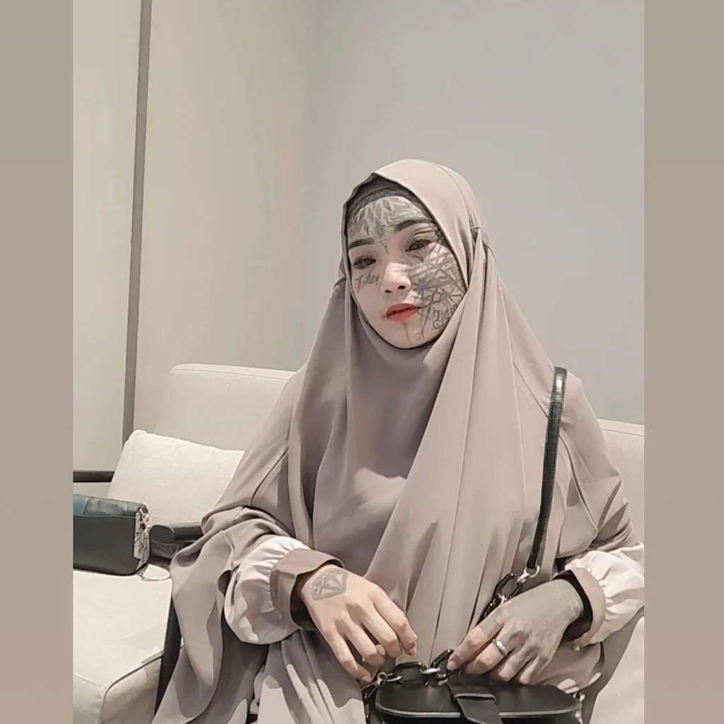 Perjalanan Hidup Mondy, Wanita Punk yang Pilih Hijrah, Kini Penampilannya Berubah Drastis Usai Berpakaian Syar`i