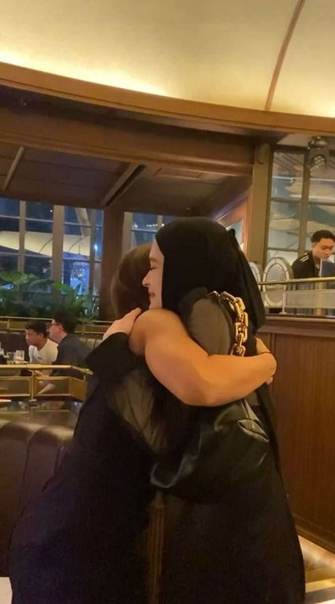 Potret Kedekatan Inara Rusli dan Inge Anugrah yang Disebut Calon Janda Sukses