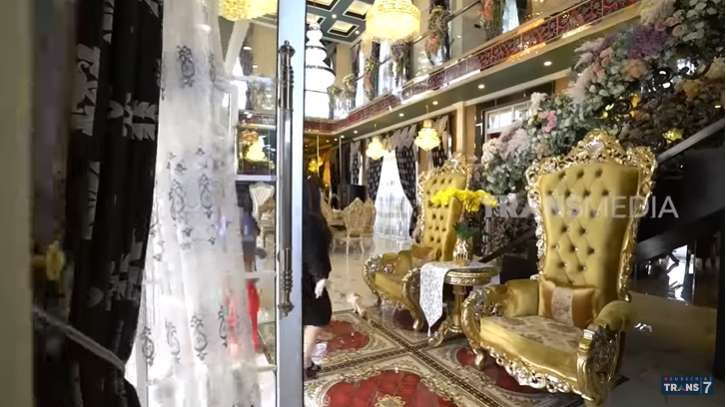 12 Potret Rumah Tiktoker Mami Sultan yang Viral, Megah Bak Istana, Penuh Kristal & Emas, Kulkas Bisa Joget!