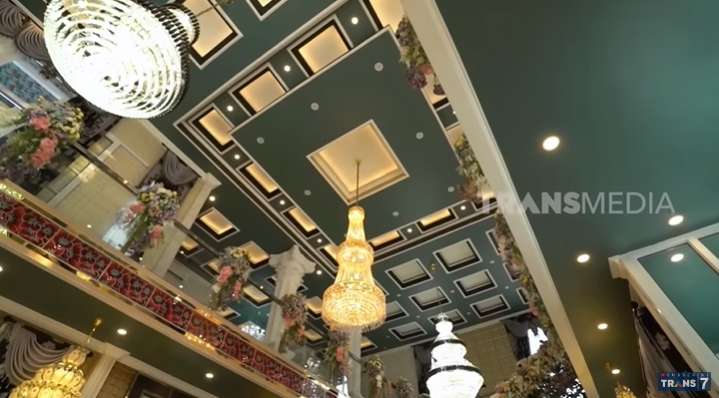 12 Potret Rumah Tiktoker Mami Sultan yang Viral, Megah Bak Istana, Penuh Kristal & Emas, Kulkas Bisa Joget!
