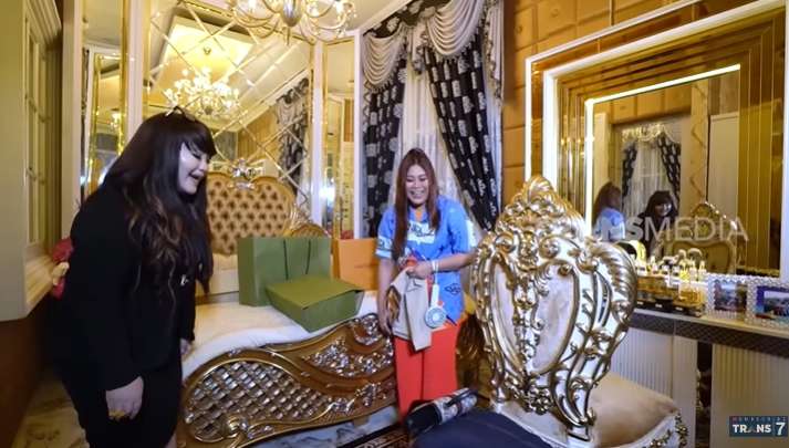 12 Potret Rumah Tiktoker Mami Sultan yang Viral, Megah Bak Istana, Penuh Kristal & Emas, Kulkas Bisa Joget!