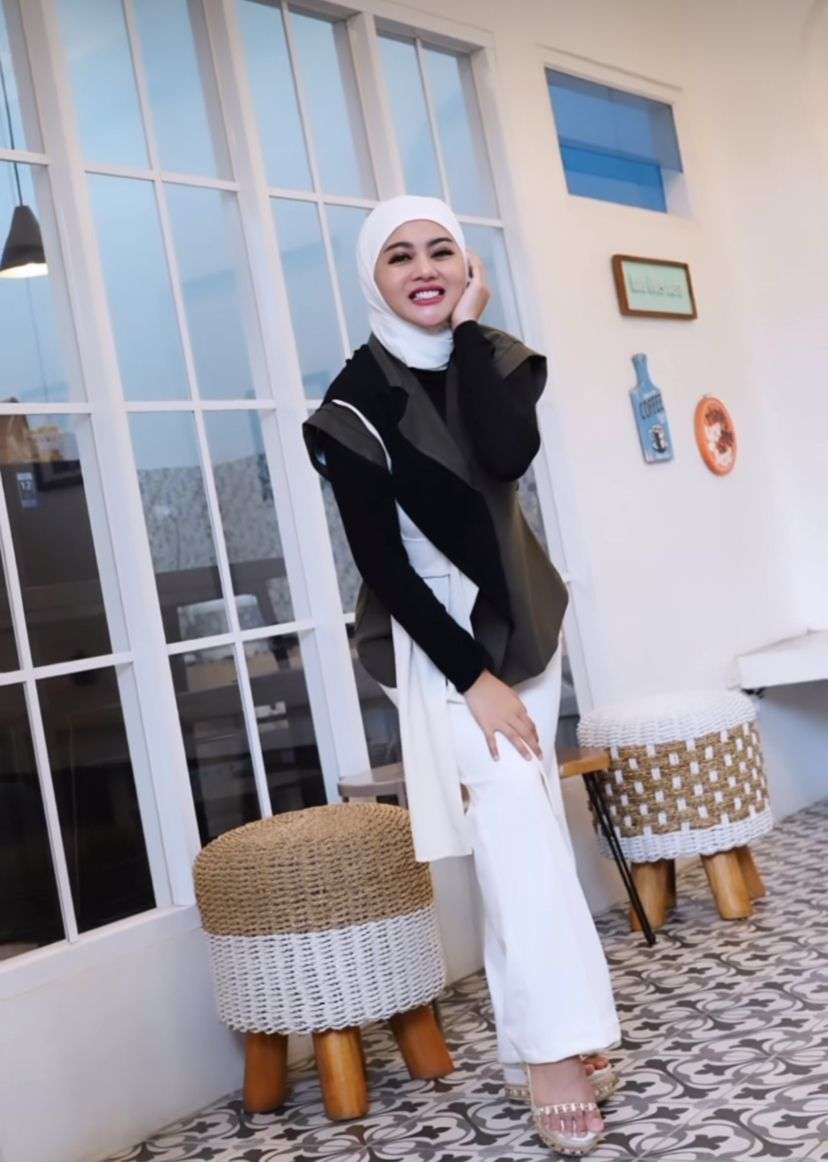 Potret Artis Dapat Hidayah Setelah Pulang Umrah, Kini Konsisten Berhijab