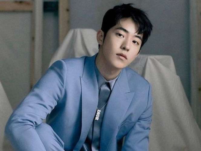Artis Ganteng ini Dulu Hidup Miskin, Rumahnya Tak Ada WC & Makan Mie Instan Tiap Hari, Kini Aktor Paling Kaya & Terkenal, Siapa Dia?