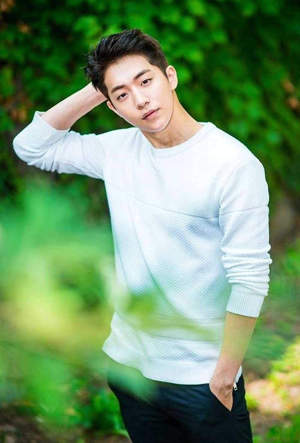 Artis Ganteng ini Dulu Hidup Miskin, Rumahnya Tak Ada WC & Makan Mie Instan Tiap Hari, Kini Aktor Paling Kaya & Terkenal, Siapa Dia?