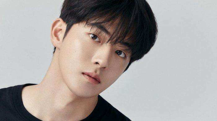 Artis Ganteng ini Dulu Hidup Miskin, Rumahnya Tak Ada WC & Makan Mie Instan Tiap Hari, Kini Aktor Paling Kaya & Terkenal, Siapa Dia?