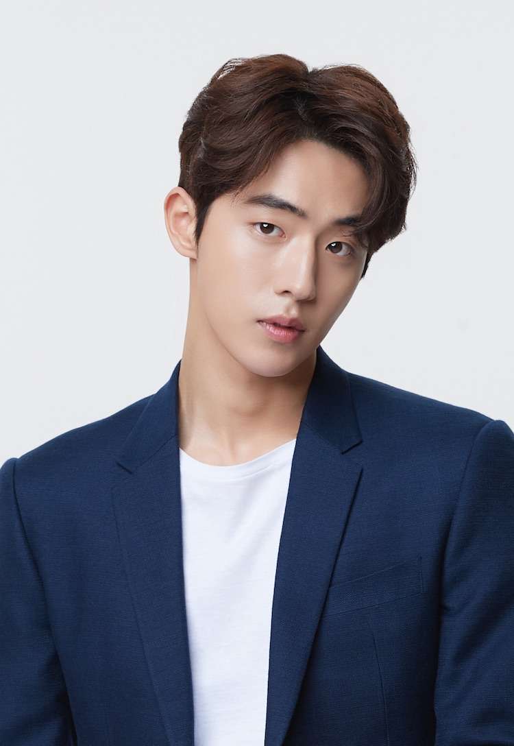 Artis Ganteng ini Dulu Hidup Miskin, Rumahnya Tak Ada WC & Makan Mie Instan Tiap Hari, Kini Aktor Paling Kaya & Terkenal, Siapa Dia?