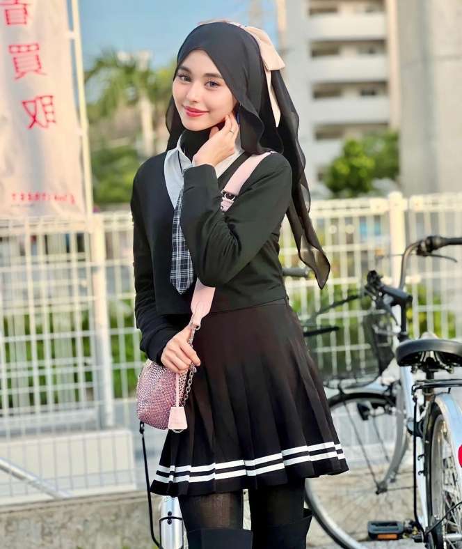 Penyanyi Cantik Berhijab ini Dihujat Gegara Pakai Stocking Transparan, Paha Sampai Terlihat, Lihat Potretnya