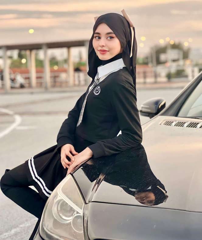 Penyanyi Cantik Berhijab ini Dihujat Gegara Pakai Stocking Transparan, Paha Sampai Terlihat, Lihat Potretnya